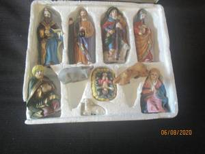 lot 441 image: 10 PC CROWN ACCENTS NATIVITY FIGURINE SET&nbsp