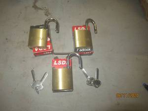 lot 460 image: 3 NEW LOCKS WITH KEYS. KEY FITS ALL LOCKS