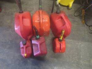 lot 464 image: 6 GAS CANS