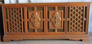 lot 15 image: Vintage console stereo