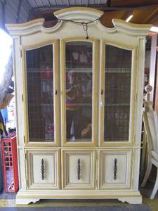 lot 7 image: Hollywood Regency China Cabinet