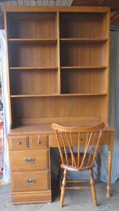 lot 5 image: Desk with hutch and chair