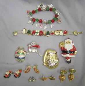 lot 54 image: Lot of Christmas Jewelery