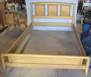 lot 101 image: Wood bed frame