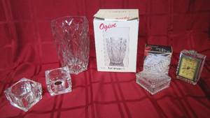 lot 107 image: Crystal decorative items