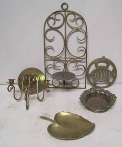 lot 112 image: Brass color decorative items