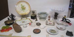 lot 141 image: Vintage household dcor
