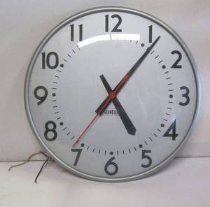 lot 157 image: Electric clock