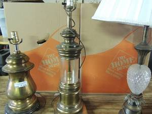 lot 516 image: Clear glass and brass lamp with shade, lantern  style lamp no shade and brass lamp with ducks no shade