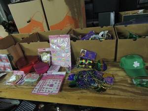 lot 486 image: Holiday decor-  All NIB Saint Patricks Day, Valentines day, and Mardi gras