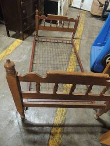 lot 600 image: Twin size bed. Has head and foot boards and metal box spring