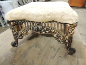 lot 605 image: Vintage looking  cast iron stool    heavy    12x7