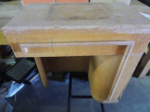 lot 535 image: Singer sewing machine Triple T transfer in built in cabinet 20x29 16 deep