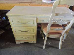 lot 536 image: Small cream color childs desk has 1 top drawer 3 side drawers comes with matching chair 30x47 19 deep