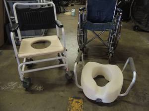 lot 643 image: Rolling potty chair, lift seat for toilet, Invacare wheel chair  plus (has O2 rack on back