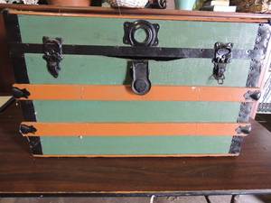 lot 613 image: Green and brown chest good condition,  lock needs repair 18x28x16 deep