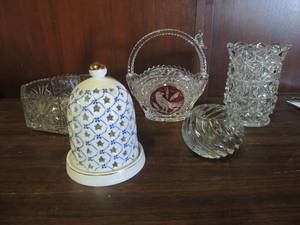 lot 663 image: Crystal lot includes candy dish candle holders, vase ,red byrds crystal GERMANY