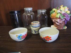 lot 669 image: Heritage mint company ceramic fruit basket with lid, 2 flower bowls 5 4 various cannisters 3 have snap lids 1 has twist on lid