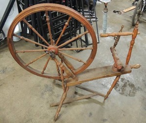 lot 479 image: Vintage spinning wheel for yarn