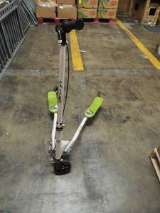 lot 724 image: 60D swivel scooter