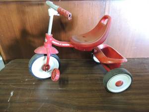 lot 736 image: Radio flyer red trike missing 1 rubber handle cover