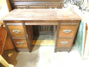lot 747 image: 4 drawer small desk childrens size 27 x 39