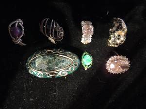 lot 748 image: Ladies fashion rings including wire twist, pink stones, green agate quantity 7