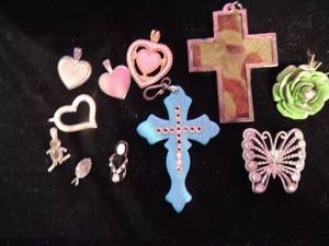 lot 752 image: Jewlery   - Cross x 2, sandal charm, heart, rose, butterfly