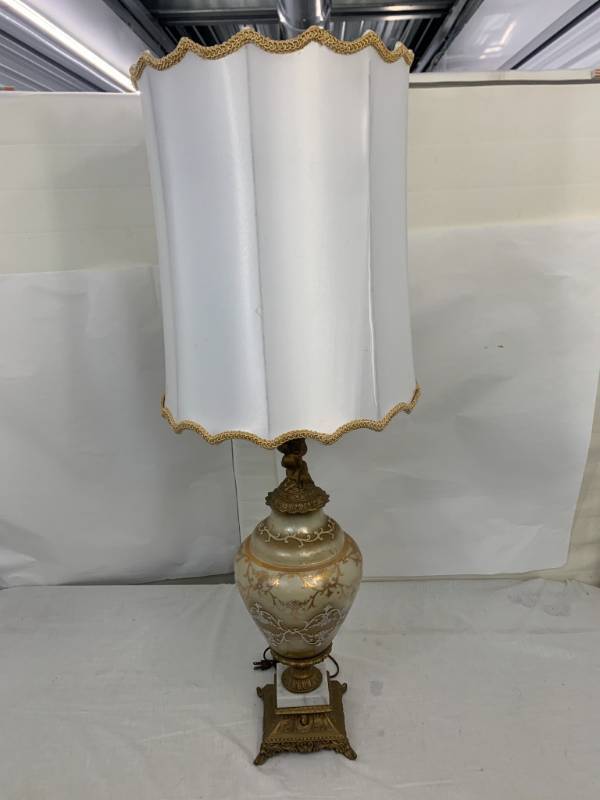 lot 8 image: Vintage Lamp with Cherub