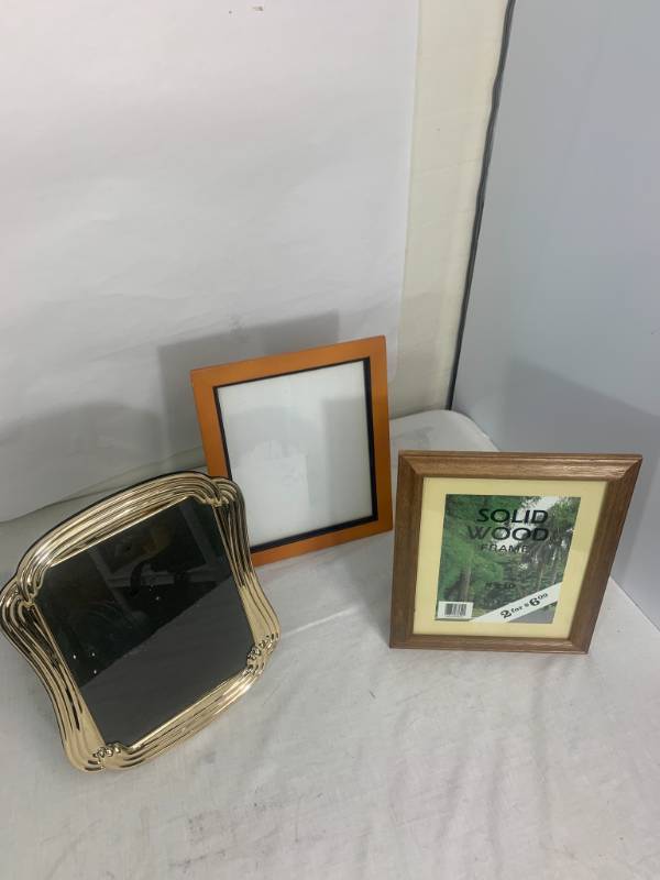 lot 48 image: 3 8x10 Picture frames