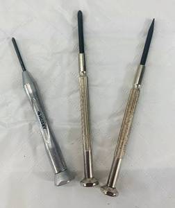lot 226 image: 3 Screw drivers