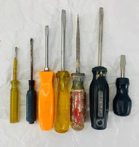 lot 9 image: Set of flathead screwdrivers