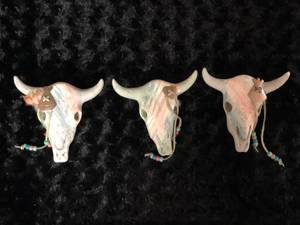 lot 86 image: Southwestern ceramic Longhorns