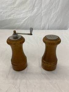 lot 106 image: Vintage Salt and Pepper set