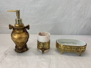 lot 116 image: Bathroom accessories