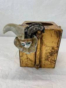 lot 119 image: Gold finish tissue box