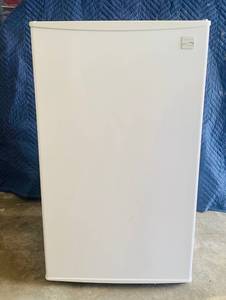 lot 140 image: Mini Fridge