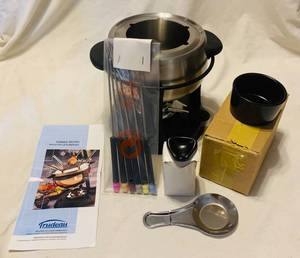 lot 202 image: Trudeau Fondue Set