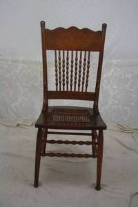 lot 14 image: Vintage Pressback Side Chair