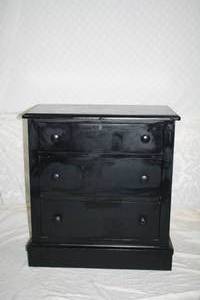 lot 20 image: Black 3 drawer dresser