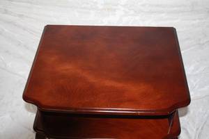 lot 37 image: Side Table