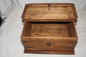 lot 39 image: Rustic Trunk