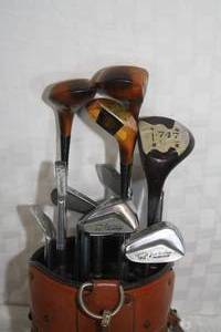 lot 46 image: Vintage Golf Bag with Clubs