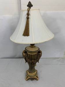 lot 11 image: Lamp