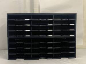 lot 20 image: 2 Office Organizers