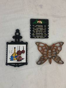 lot 22 image: 3 Hot trivits