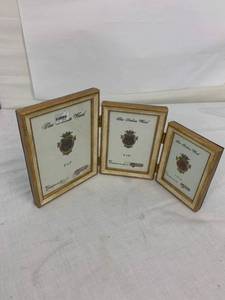 lot 23 image: 3 picture frame