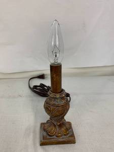 lot 60 image: Small Lamp