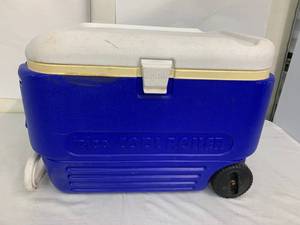 lot 63 image: Igloo Cool Roller Ice chest