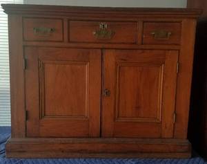 lot 5 image: VINTAGE CHEST WITH DRAWERS (36 W x 18 D x 29 H)